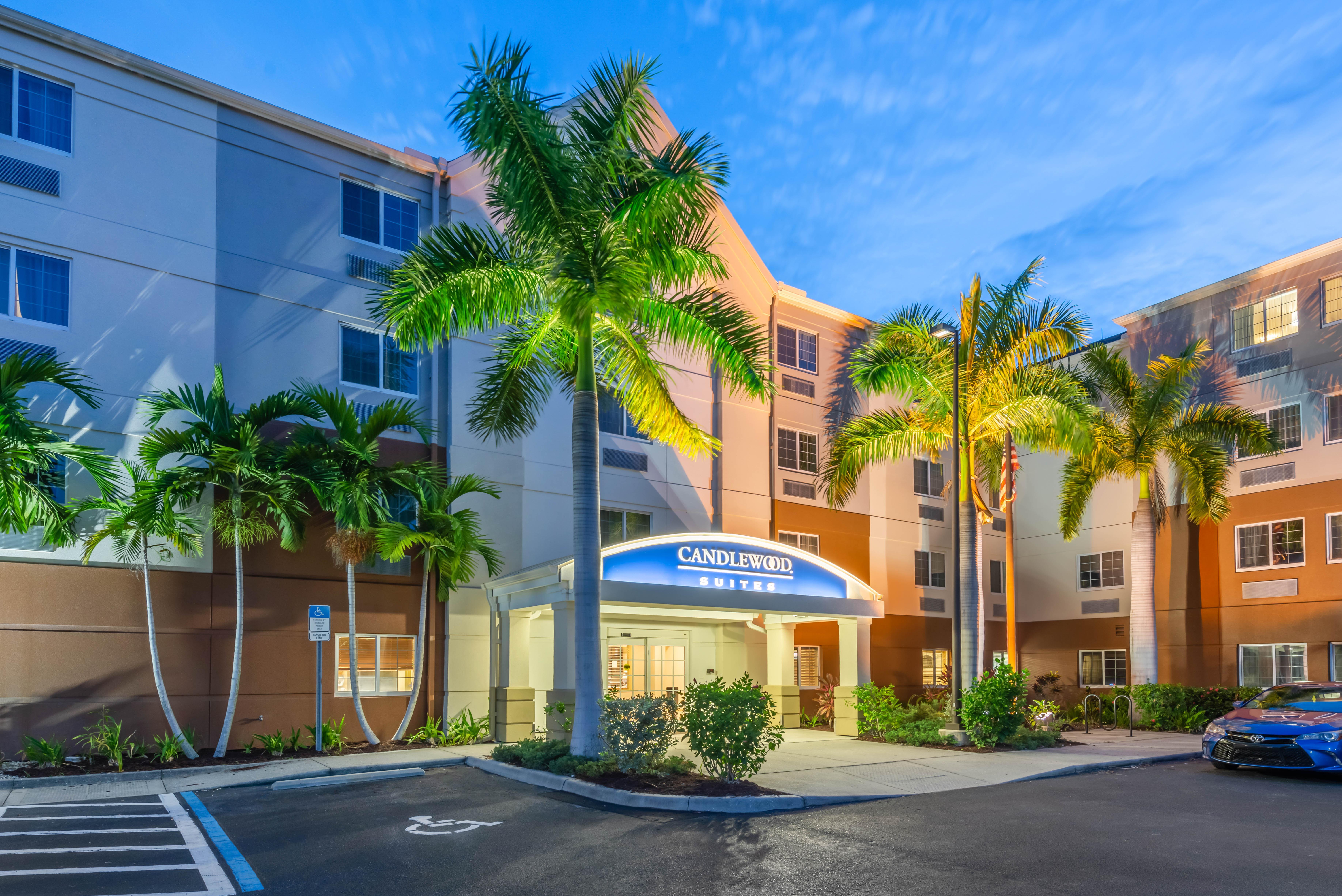 Candlewood Suites Fort Myers/Sanibel Gateway By Ihg Экстерьер фото